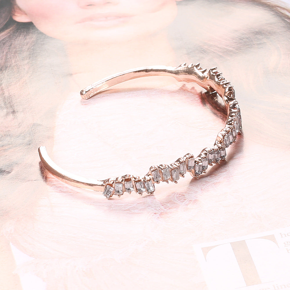 Romantic Gold Bracelet for Special Moments