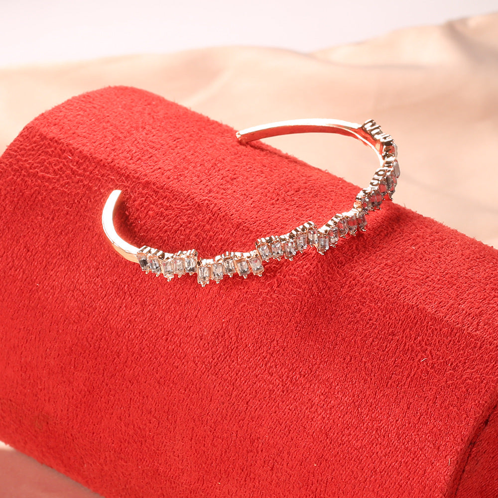 Romantic Gold Bracelet for Special Moments