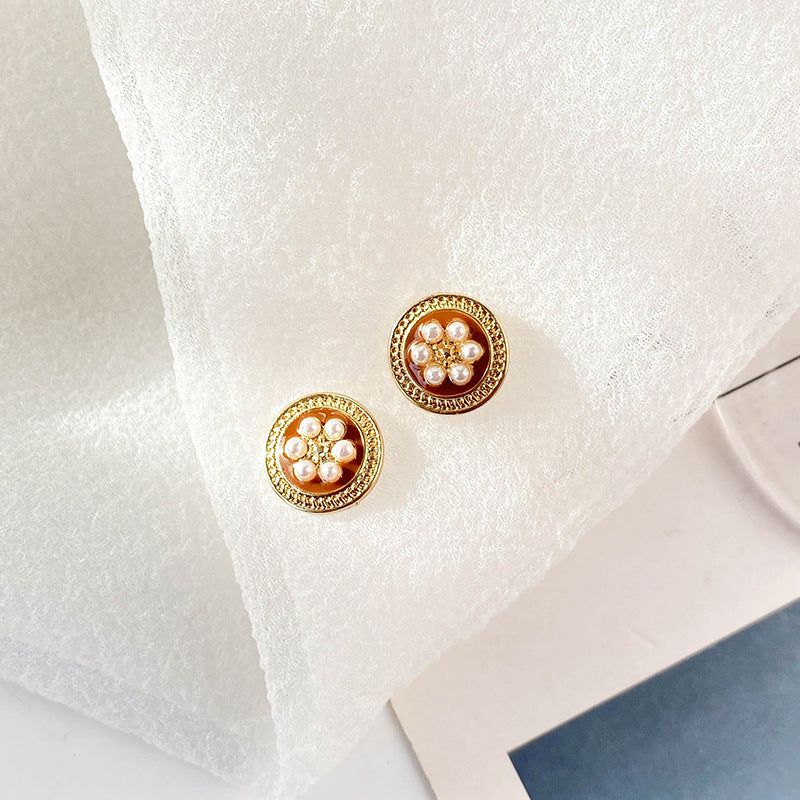 Classic Pearl Earring with Timeless Appeal