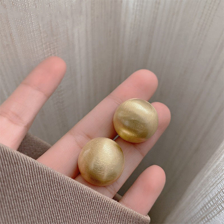 Classic Gold Earring with Timeless Appeal