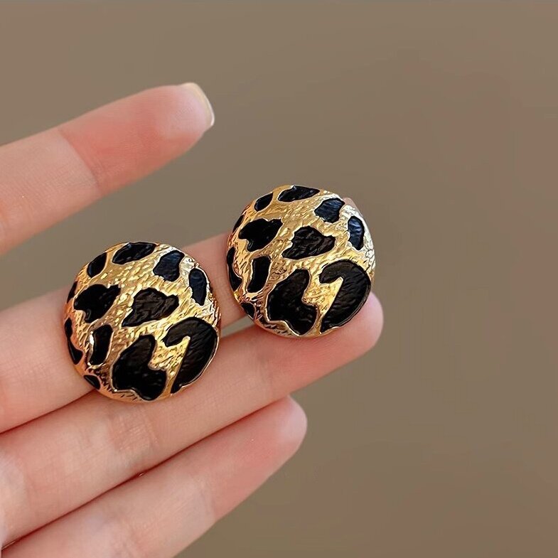 Elegant Gold Earring for Every Occasion