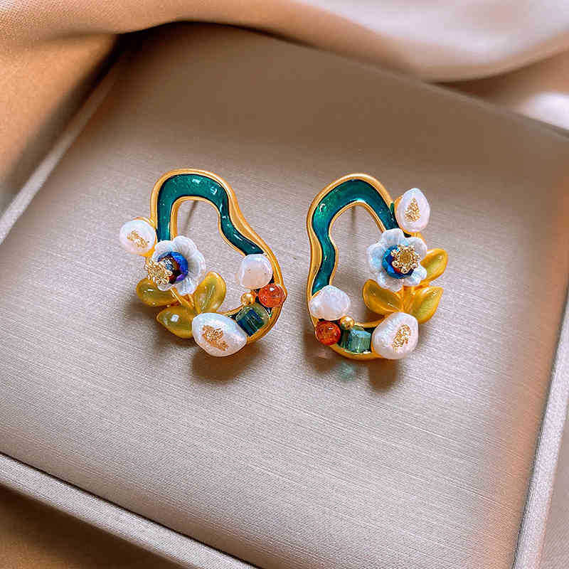 Beautiful Pearl Earring with Unique Style
