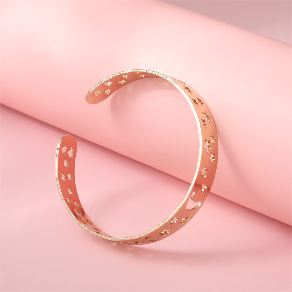 Romantic Gold Bracelet for Special Moments