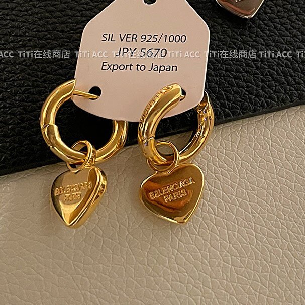 Charming Gold Earring for Any Occasion