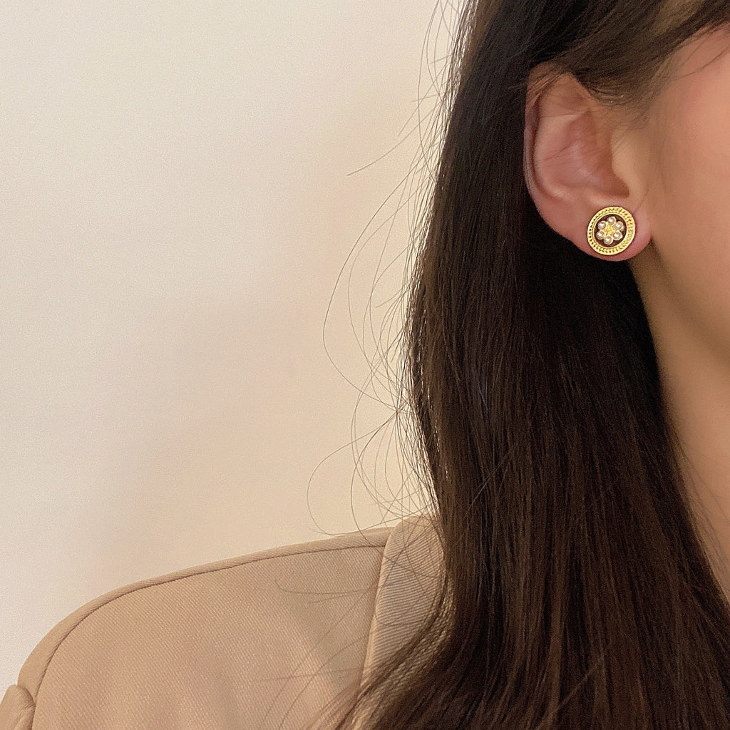 Classic Pearl Earring with Timeless Appeal