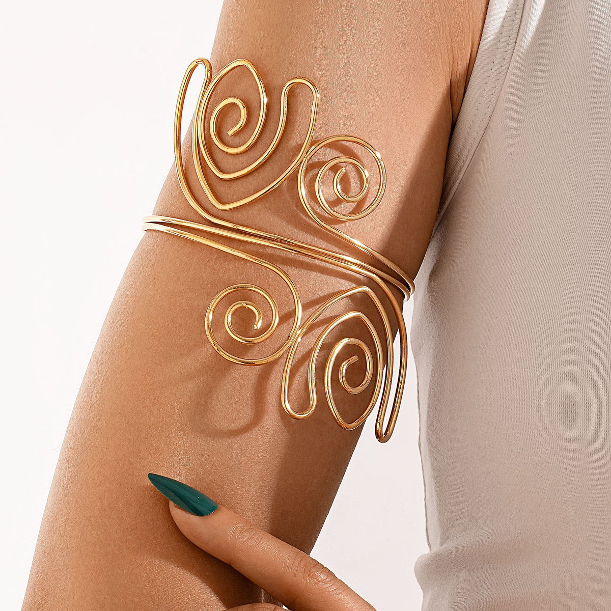 Romantic Gold Bracelet for Special Moments
