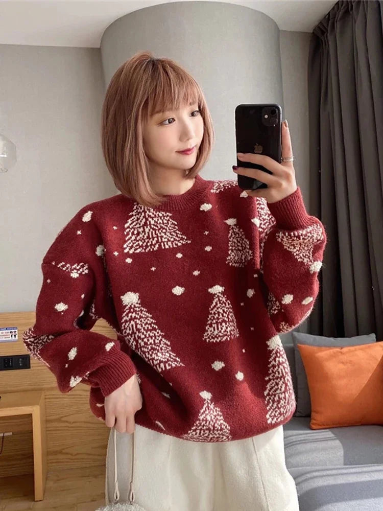 Karolina® | Warm women's knitted sweater with a Christmas tree print and a loose fit